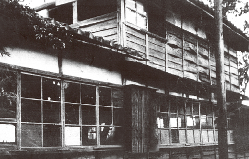 樋口家の物作りを支えた工場 明治初期当時で瓦屋根２階建は珍しかったという ※昭和27（1952）年牧ケ花村庄屋・觧良順治氏撮影